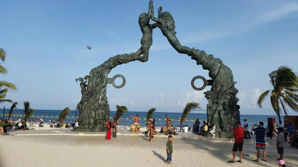 16 Best Things To do In Playa Del Carmen: Parque Fundadores