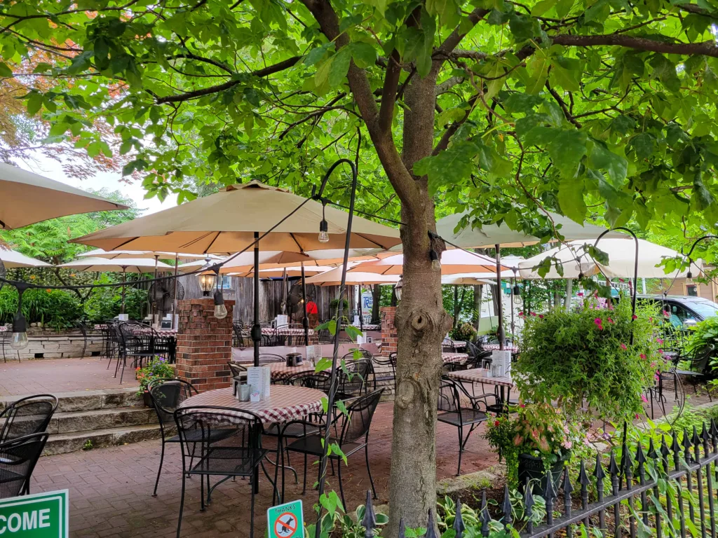 Best Restaurants In St Charles MO: Magpie’s Cafe Patio