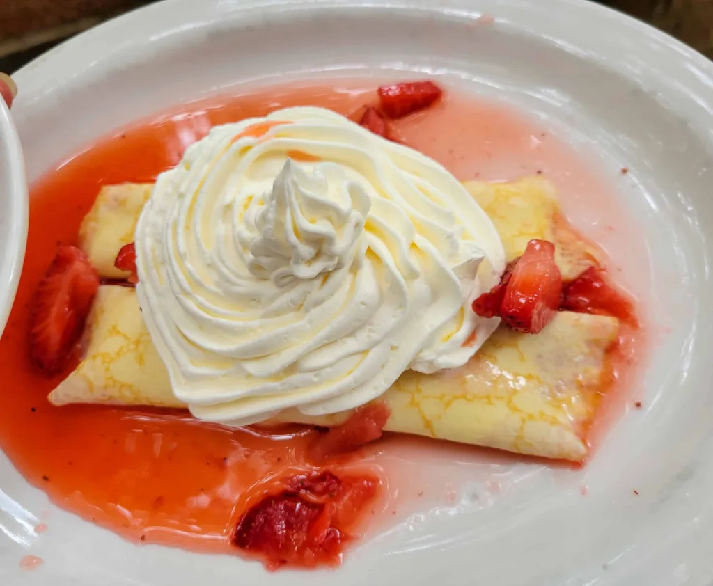 Best Restaurants In St Charles MO: Strawberry Crepes