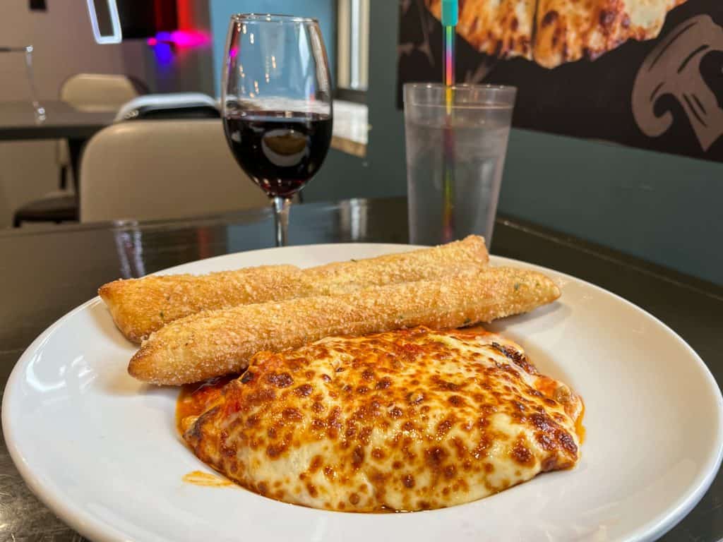 Vin Trofeo’s Pizzeria & Pub Lasagna and Breadsticks