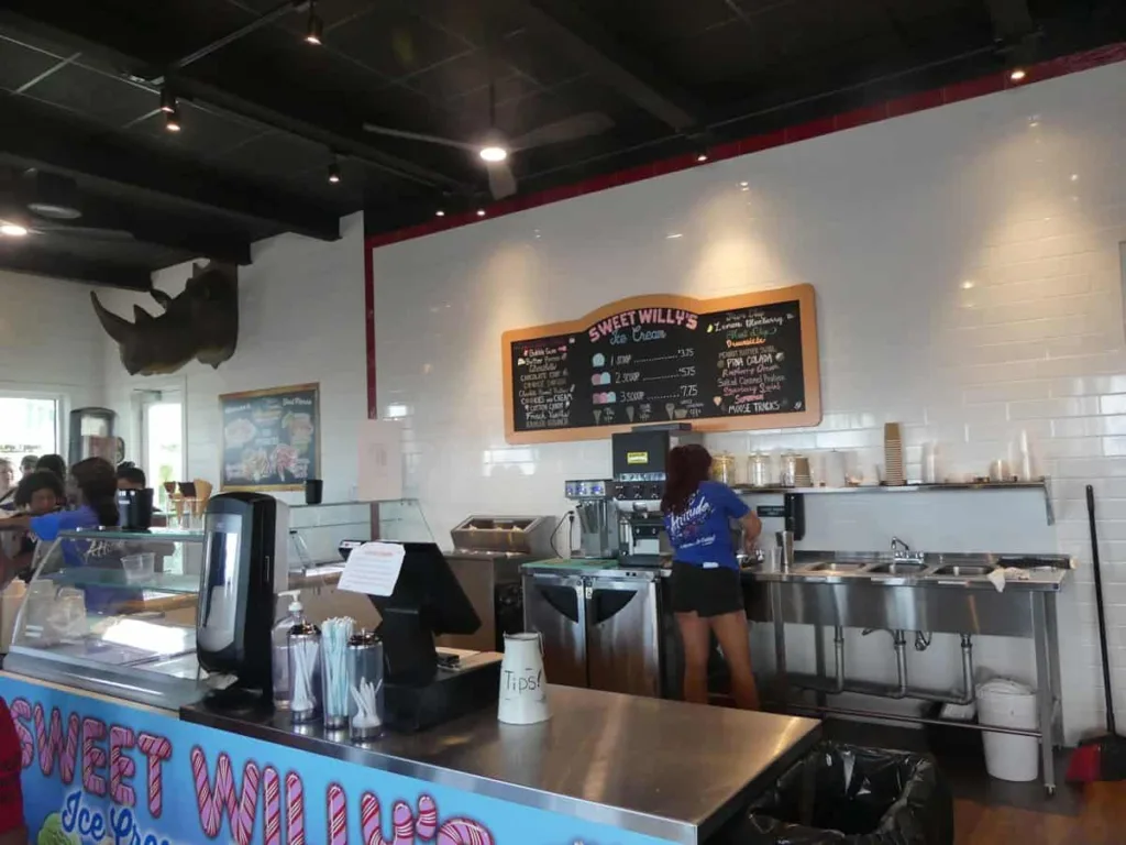 Fort Pierce Restaurants - Crabby's Dockside interior