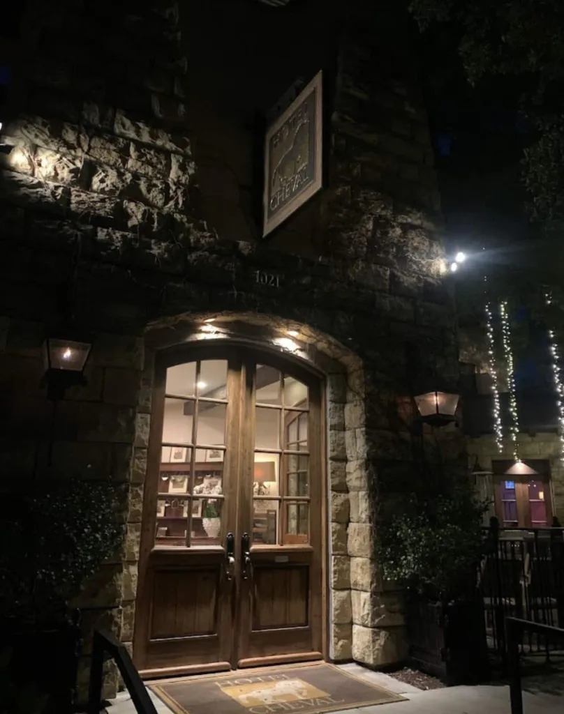 Pony Club Bar & Lounge at Hotel Cheval