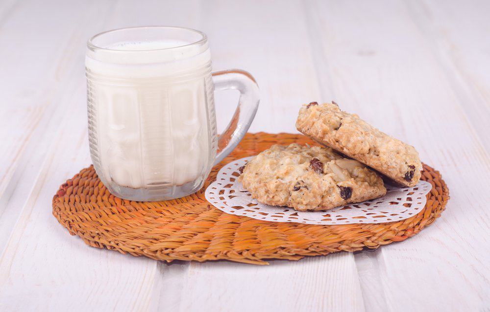 raisin nut cookie