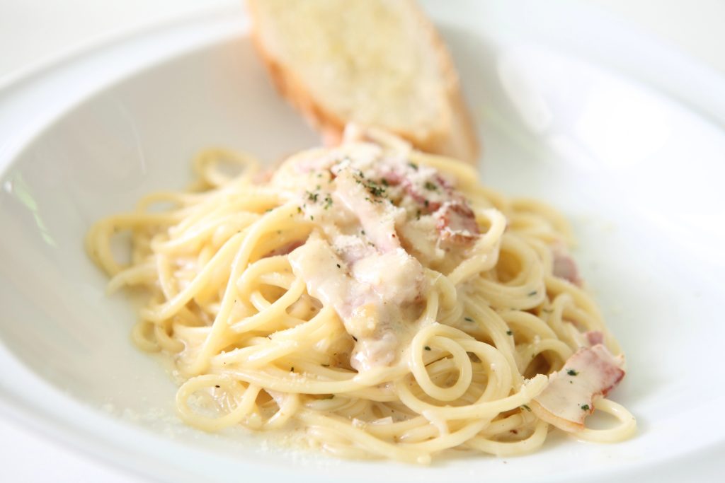 Noodles with carbonara sauce at Lo de Gabriel