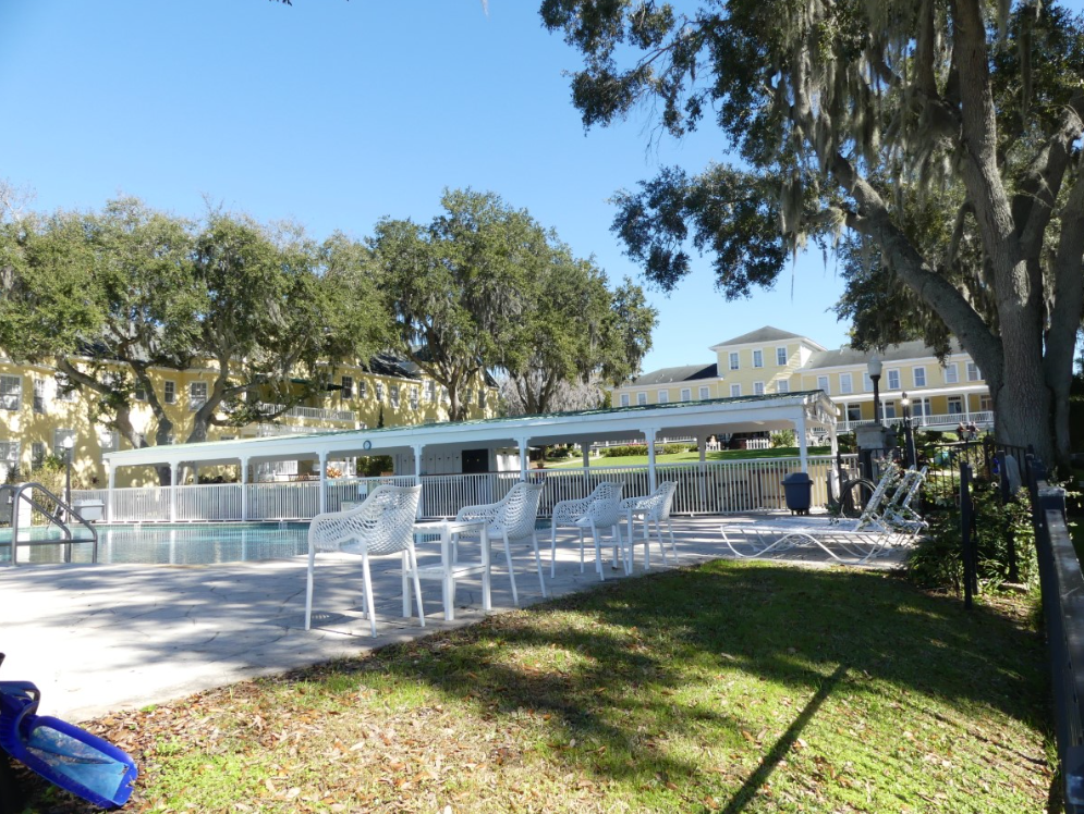 The Lakeside Pool Bar