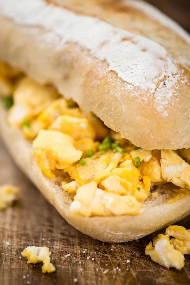 scrambled eggs in the sandwich