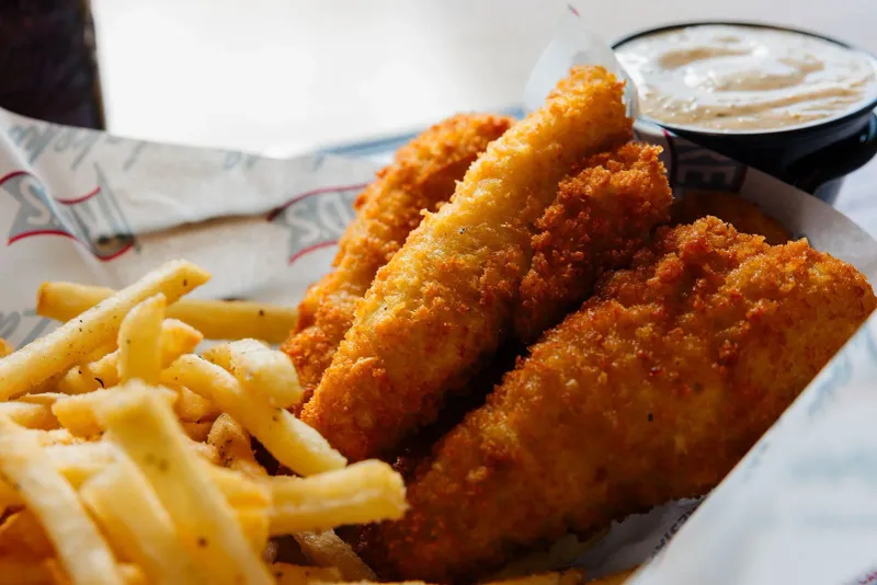Red's Lakehouse: Golden Perch in Marblehead
